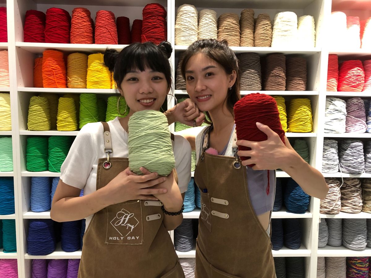 ▲木木（左）搭檔胡祖薇（右）主持《愛玩客》。（圖／三立提供）