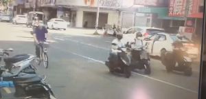 ▲台中男喝酒喝整晚,29日上午不慎追撞前車,遭依公共危險罪送辦。(圖/翻攝自記者爆料網) ▲台中男喝酒喝整晚,29日上午不慎追撞前車,遭依公共危險罪送辦。(圖/翻攝自記者爆料網)