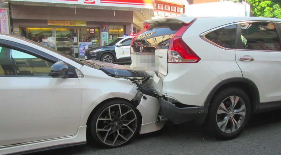 ▲台中男喝酒喝整晚，29日上午不慎追撞前車，遭依公共危險罪送辦。（圖／翻攝自記者爆料網）