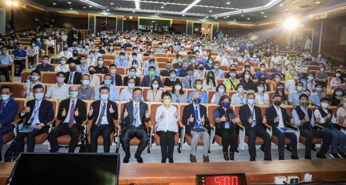 ▲中市不動產估價高峰論壇今日在逢甲大學登場，盧秀燕市長出席開幕式，肯定估價師是城市建設者。（圖／市府提供）