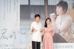 洪榮宏提到常常會跟嫩妻做雙人瑜伽保養身體。(圖/寬宏藝術提供) ▲洪榮宏提到常常會跟嫩妻做雙人瑜伽保養身體。(圖/寬宏藝術提供)