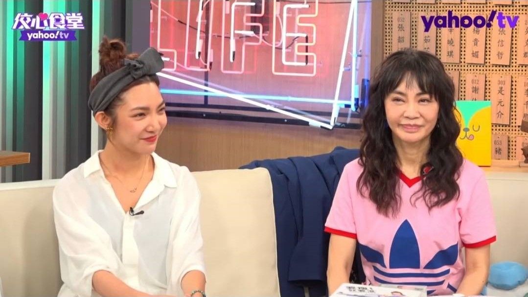 ▲柴智屏（右）與愛女高雋雅（左）一同上節目《佼心食堂》。（圖／Yahoo TV提供）