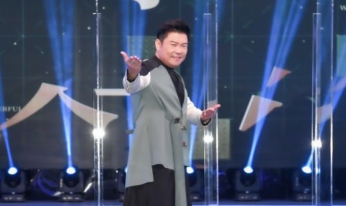 ▲曾國城進棚錄製《一字千金》，被問到辣妻與鮮肉教練打羽球又被拍，回應：「我覺得還好耶。」（圖／公視提供）