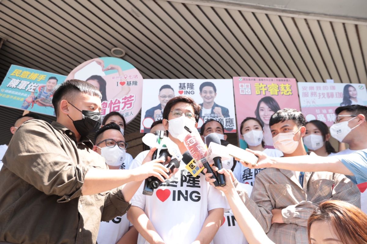 ▲蔡適應前往市選委會登記參選，受訪提到因這波降雨沒有落在東北角的集水區，所以自來水公司會在９月３日開始管制部份用水。（圖／翻攝蔡適應臉書）