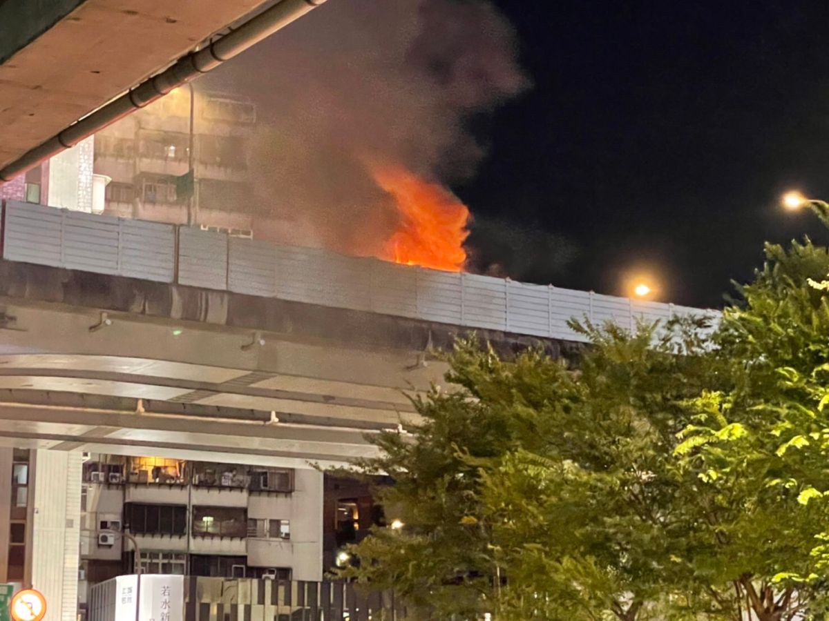 ▲台北市民高架上小貨車突自燃！火煙沖天一度造成後方車輛回堵。（圖／翻攝畫面）