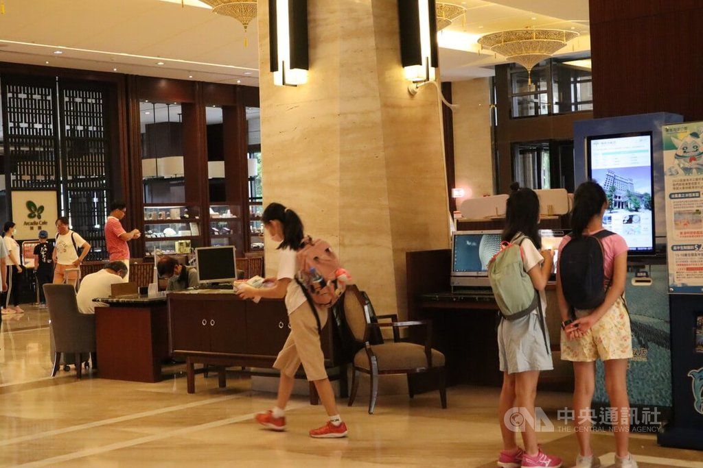 ▲疫情趨緩，加上交通部觀光局推悠遊國旅振興方案，花蓮暑期旅宿住房率高達9成，隨著暑假結束、國旅自由行補助至9月8日截止，花蓮旅宿業中秋連假訂房率受影響。中央社記者李先鳳攝 111年8月29日