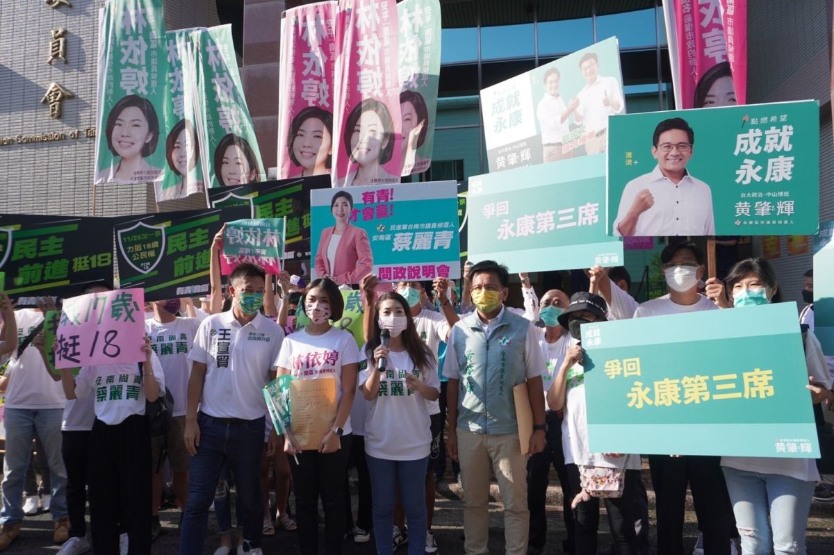 ▲登記首日民進黨市議員候選人選委會巧遇互相加油打氣，期盼一同勝出（右起）黃肇輝、蔡麗青、林依婷、王宣貿（圖／記者林怡孜攝，2022,08,29）