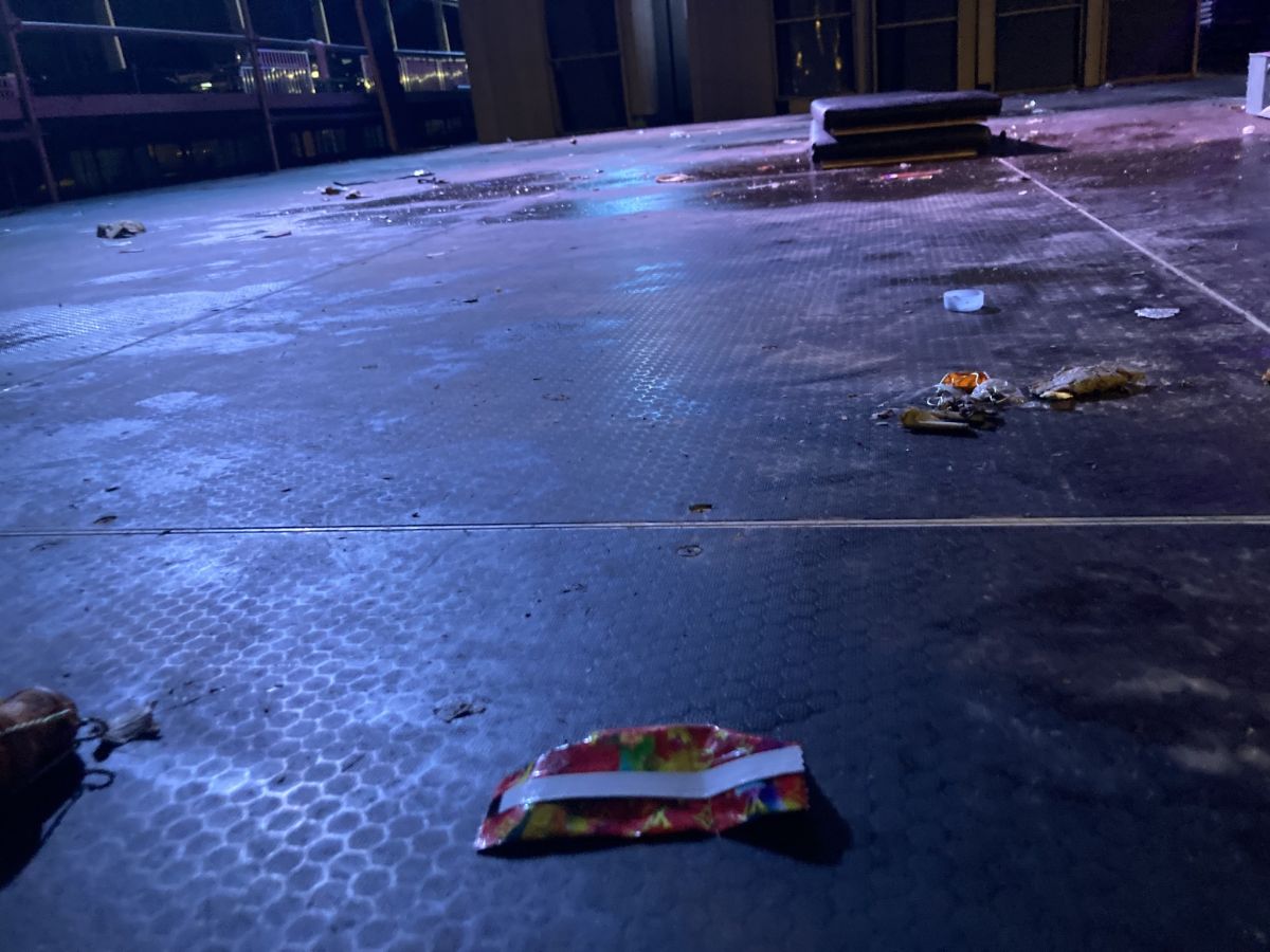 ▲S2O Taiwan潑水音樂祭散場後，有民眾目擊地面上留下不少毒品「咖啡包」包裝。（圖／翻攝靠北電子音樂）