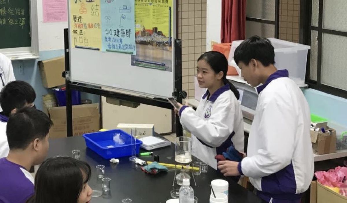 ▲新住民子女張家禎（右二），以第一名的成績畢業於明德高中，今年申請上清華大學工程與系統科學系。（圖／新北市教育局提供）