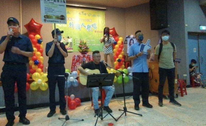 向移工與新住民犯罪宣導　嘉義縣警上場演唱印尼歌引共鳴
