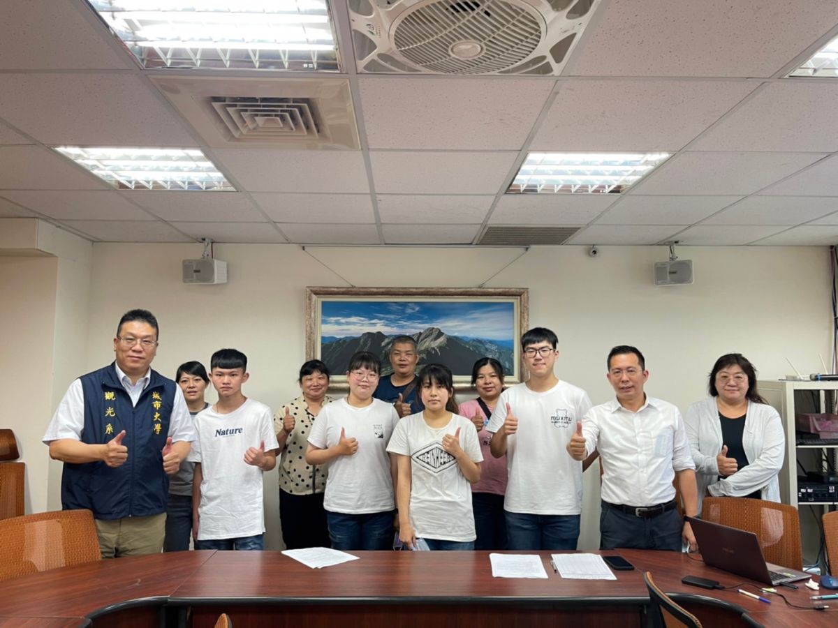 ▲由鴻禧旅遊集團資助大一新生同學大學四年學雜費，同學並利用寒暑假及課餘時間接受企業的實習培訓課程。（圖／鴻禧旅遊集團提供）