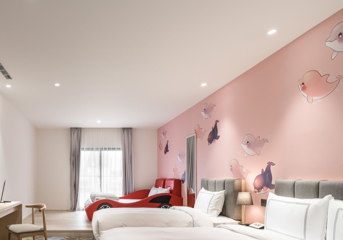 ▲台中鳳凰酒店回應插畫家指控房間壁紙侵權的爭議。（圖／翻攝自台中鳳凰酒店臉書）