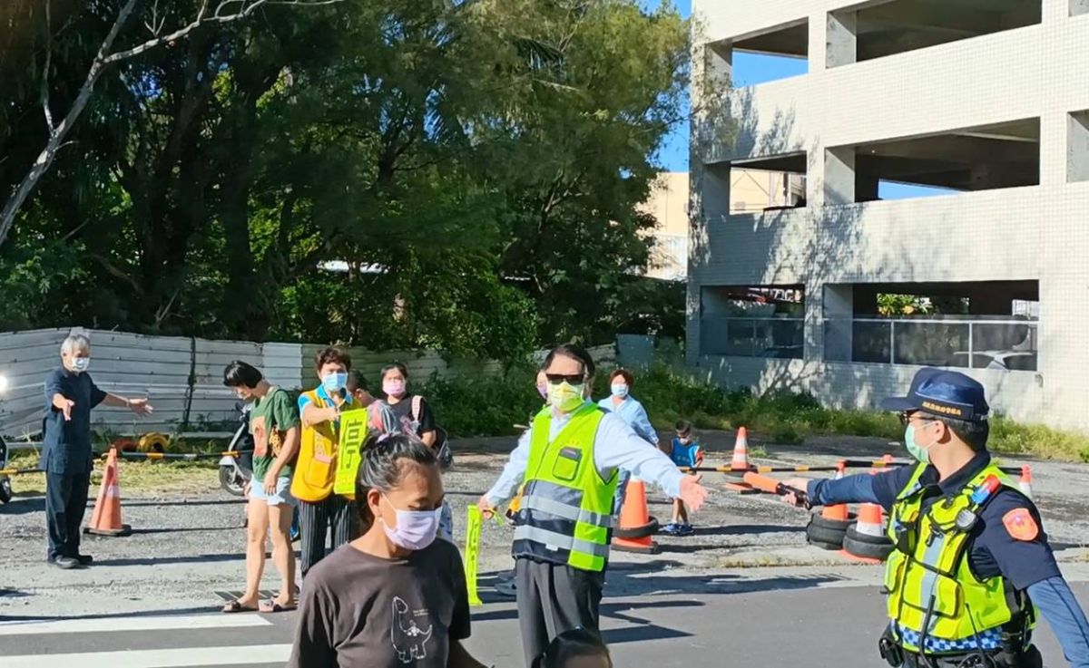 ▲長期關心幼童安全的屏東縣長潘孟安，今天趁著開學日一大清早就到恆春鎮恆春國小關心護童專案執行情形。(圖／屏東縣恆春分局提供)