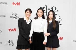 ▲南志鉉（左起）、金高銀、朴持厚飾演三姐妹。（圖／Netflix）