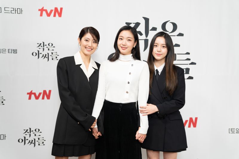 ▲南志鉉（左起）、金高銀、朴持厚飾演三姐妹。（圖／Netflix）