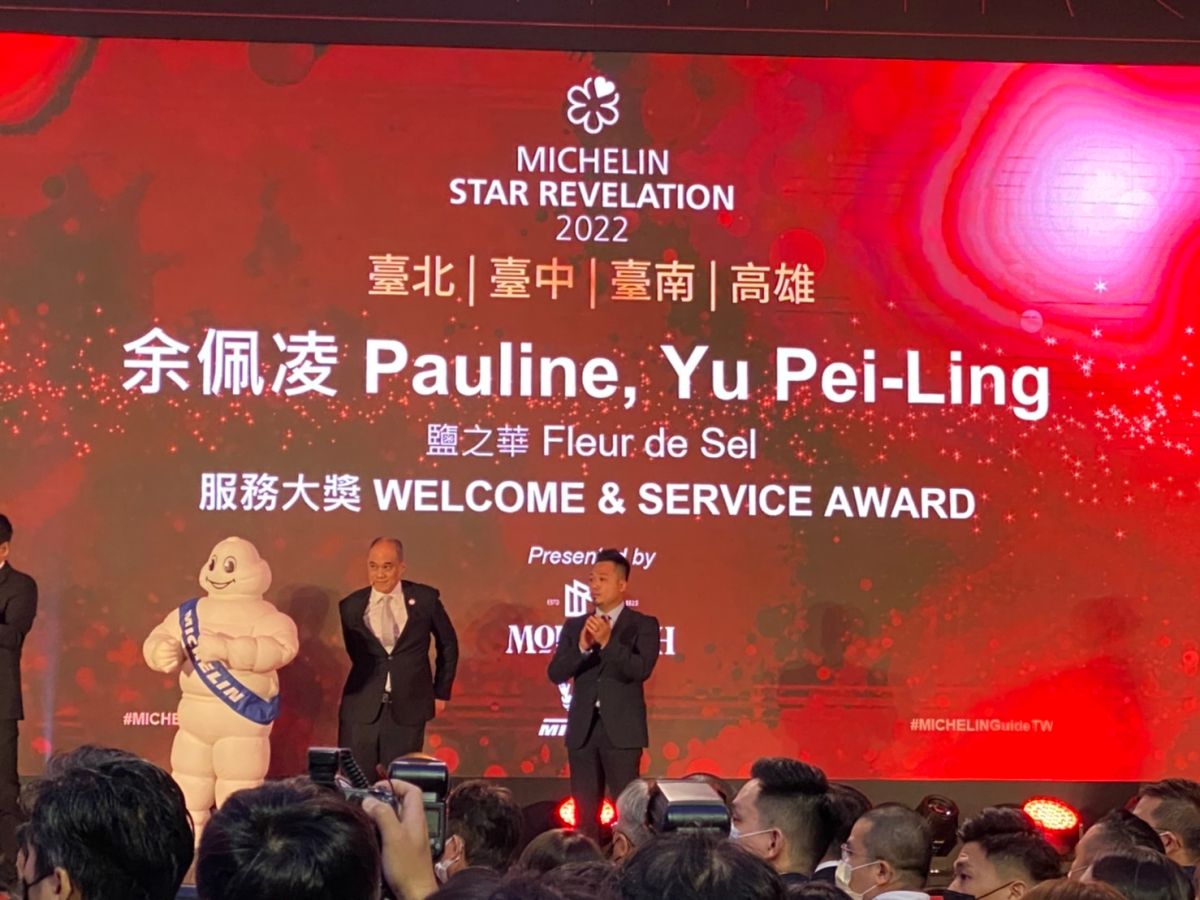 ▲《米其林指南2022》適逢米其林第50週年，在台首度頒發「侍酒師獎」由亞都麗緻大飯店「巴黎廳1930x高山英紀」林允順獲得，「服務大獎」由台中鹽之華 Fleur de Sel餐廳余佩凌哽咽奪下。（圖／記者蕭涵云攝）