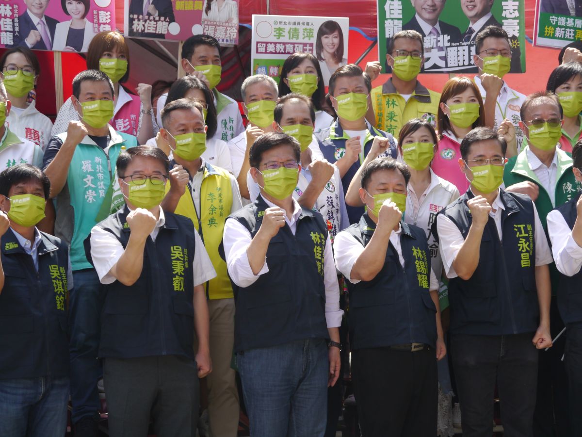 ▲林佳龍在同黨市議員參選人及競選團隊陪同下前往新北市選委會完成登記，希望侯友宜有參加「辯論的勇氣」，勇敢在登記時填下參加辯論選項。（圖∕記者吳嘉億攝，2022.8.30）