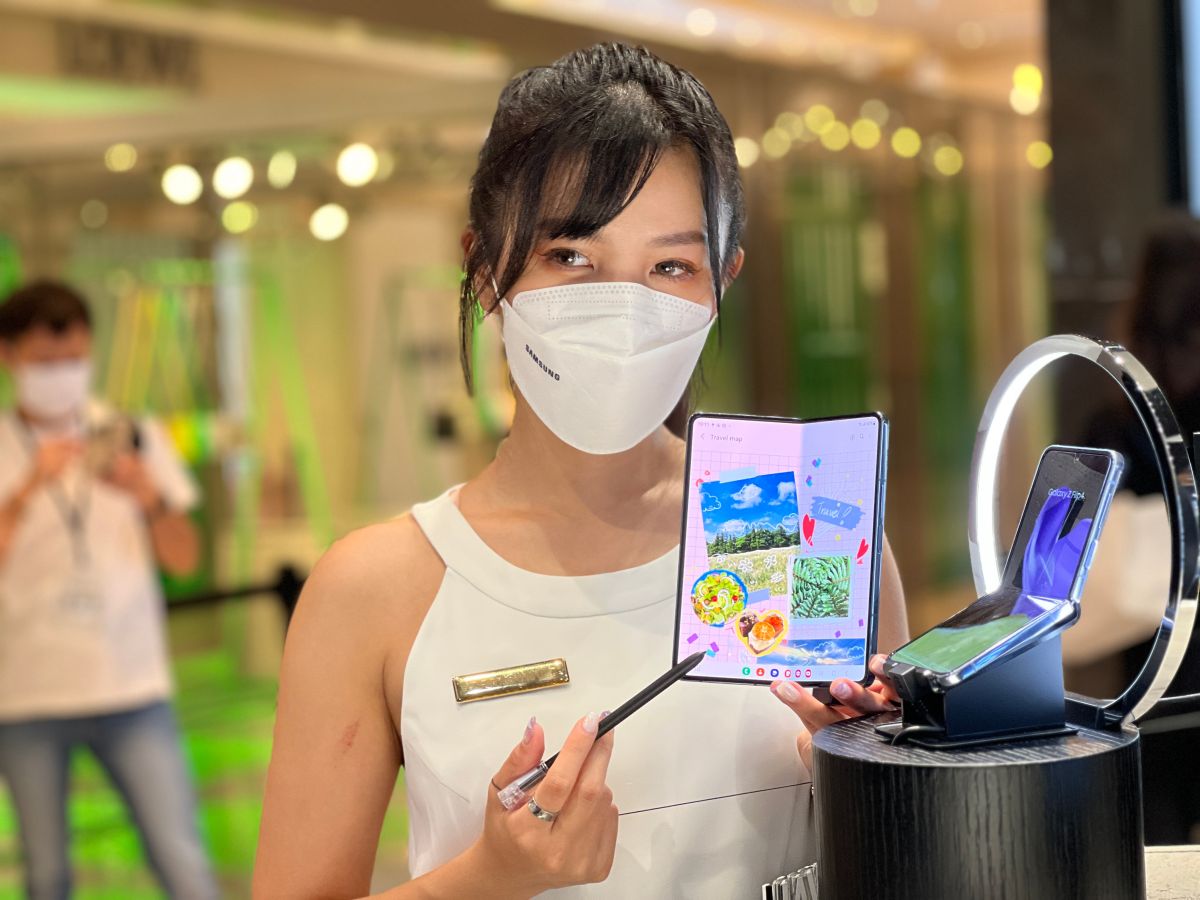 ▲雙11檔期，於三星商城下訂Galaxy Z Flip4 128GB，可直升為256GB；入手Galaxy Z Fold4 256 GB，免費升級512 GB。（圖/記者周淑萍攝）