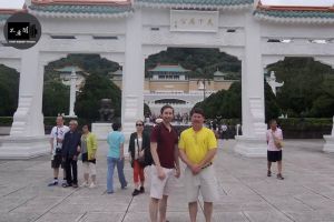 ▲Rose哥哥在台灣教英文，父母來台探親順便旅遊。（圖／翻攝自《Stopkiddinstudio》YouTube）
