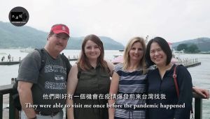 ▲Rose的家人來台灣探望她，並且一起旅遊合影。（圖／翻攝自《Stopkiddinstudio》YouTube）