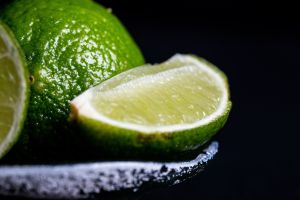 檸檬除了可使用外,可以拿來做成各種居家好物。(示意圖/取自unsplash) ▲檸檬除了可使用外,可以拿來做成各種居家好物。(示意圖/取自unsplash)