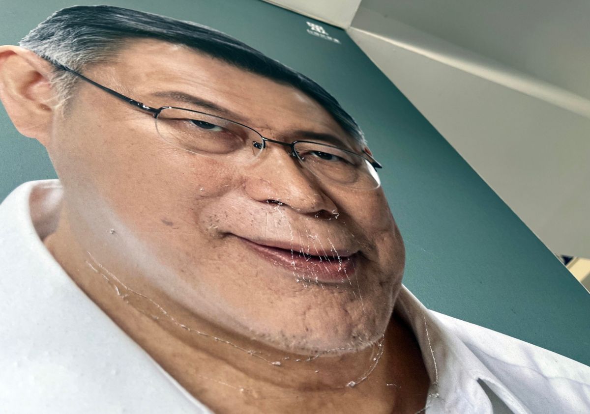 ▲台中市議員參選人許瑞宏掛在競選服務處前的民眾黨主席柯文哲海報，慘遭人惡意以利器「割喉封嘴」。（圖／許瑞宏競選辦公室提供，2022.08.30）