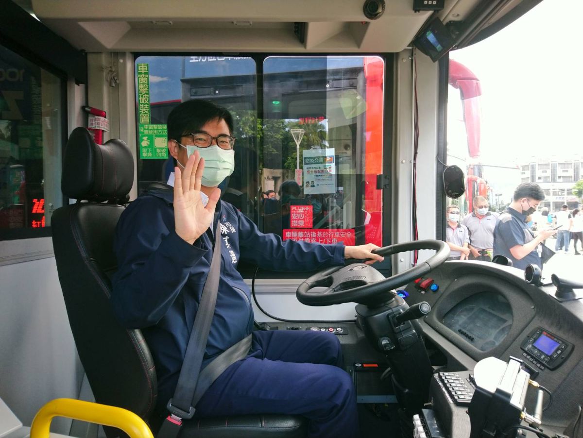 ▲高雄市長陳其邁今（30）天表示，會委請一位亦師亦友的朋友，是大家都認識的人，麻煩他幫忙登記參選。（圖／高雄市交通局提供）