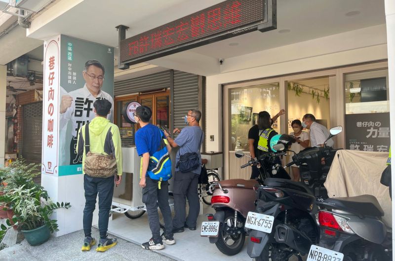 ▲柯文哲的海報位置較高且旁邊堆有物品，要「隨手破壞」並不容易。（圖／許瑞宏競選辦公室提供，2022.08.30）