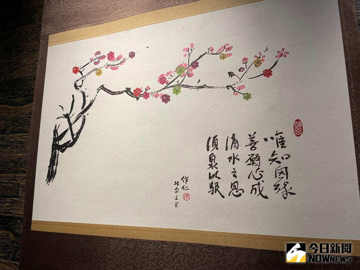 ▲雲朗執行長張安平親自手繪了一幅色彩豐富的水墨墨寶，畫中凜風傲骨的梅枝上，用5種顏色畫上共15朵梅花，象徵該餐廳連續5連都獲得米其林三星評價。（圖／記者黃仁杰攝,2022.08.30）