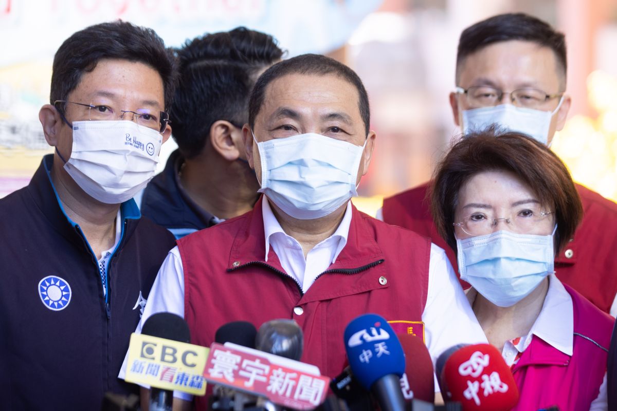 ▲新北市長侯友宜到中和光復國小視察國小開學防疫物資準備，受訪談到選舉行程，表示尊重競辦規畫，自己還是專心市政。（圖／記者吳嘉億攝，2022.8.30）