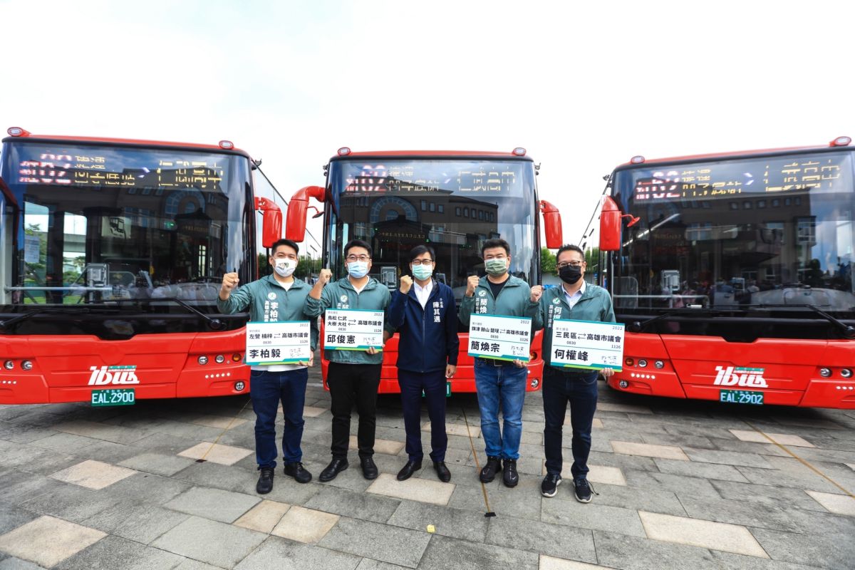 ▲民進黨籍高雄市議員李柏毅、邱俊憲、簡煥宗、何權峰等四人今天連袂到高雄市選舉委員會聯合登記參選，並拿出一早請陳其邁親手簽下的「勝選車票」。（圖／南方問政辦公室提供）