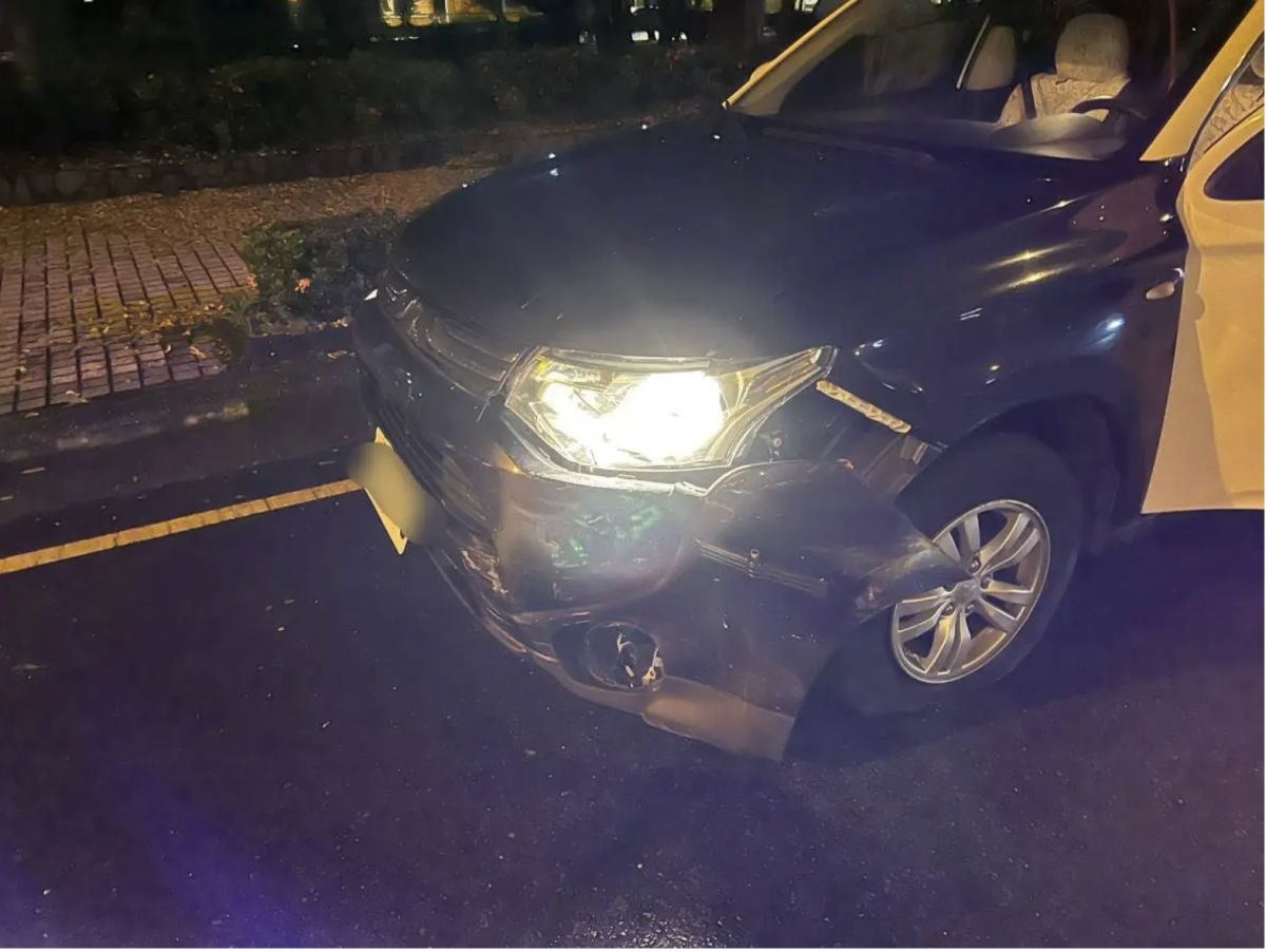 ▲一名男子日前因車上藏毒，遇警鳴笛盤查，一時心虛加速逃逸，衝撞警車、路樹。（圖/民眾提供）