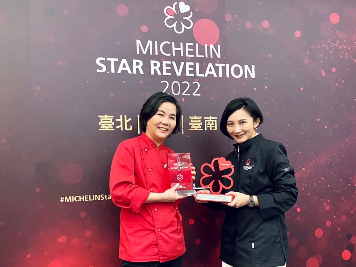 ▲《米其林指南2022》今年「服務大獎」，由再度蟬聯米其林一星餐廳的台中「鹽之華Fleur de Sel」余佩凌（圖右）獲得。（圖／記者蕭涵云攝）