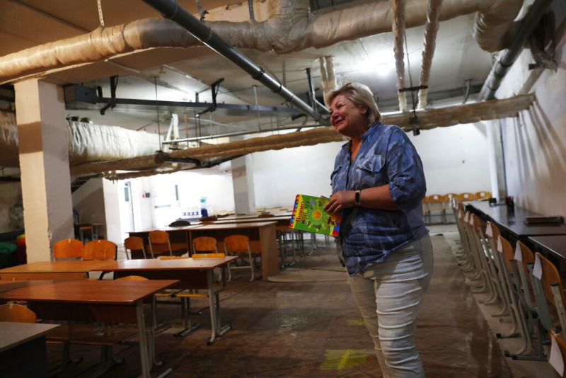 ▲烏克蘭政府致力恢復校舍建築並打造防空洞等避難空間，甚至將教室布置其中。（圖／美聯社／達志影像）