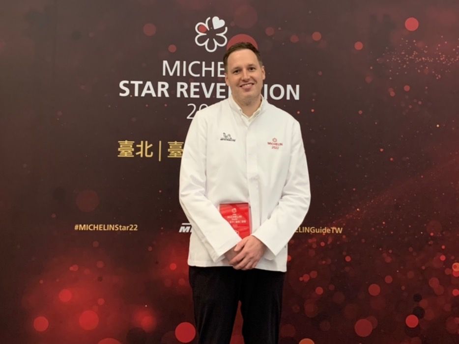 ▲米其林新進一星餐廳「Holt」主廚Jeffery認拿獎後「會變很忙」，笑說會與團隊繼續努力，發下豪願：「明年拚二星！」（圖／記者汪睿琦攝）