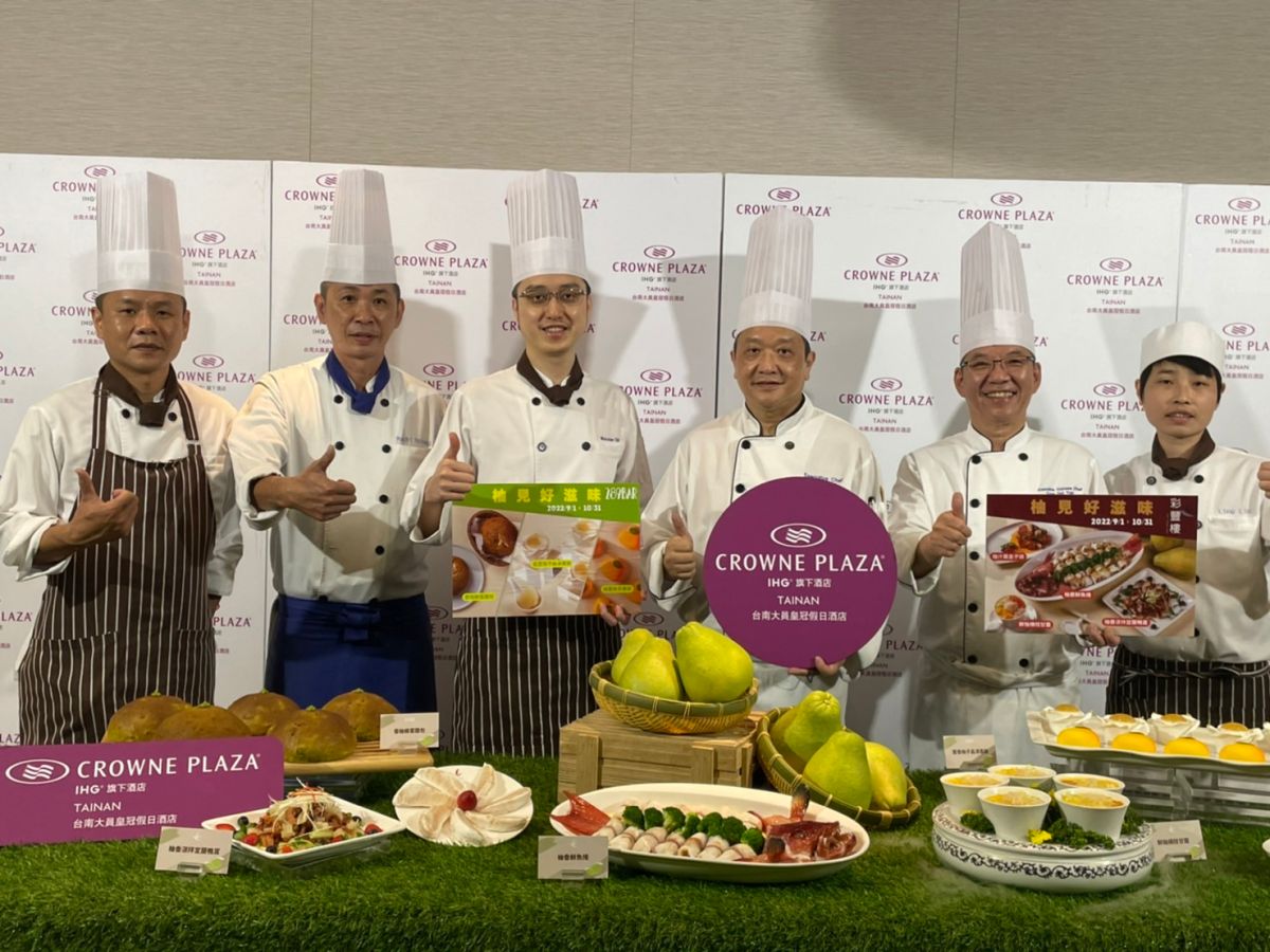 ▲大員皇冠假日酒店主廚群一字排開，歡迎大家9月來台南衝一波、吃一波、玩一波（圖／記者林怡孜攝，2022,08,30）