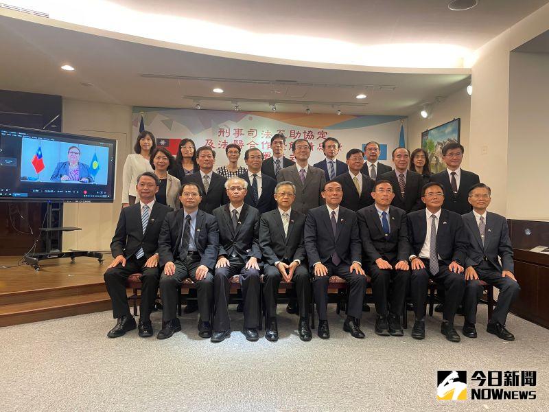 ▲法務部長蔡清祥30日與帛琉副總統席嫵杜(Vice President and Minister of Justice J. Uduch Sengebau Senior)簽署刑事司法互助協定、法醫合作暸解備忘錄(圖/記者潘千詩攝,2022.08.30)