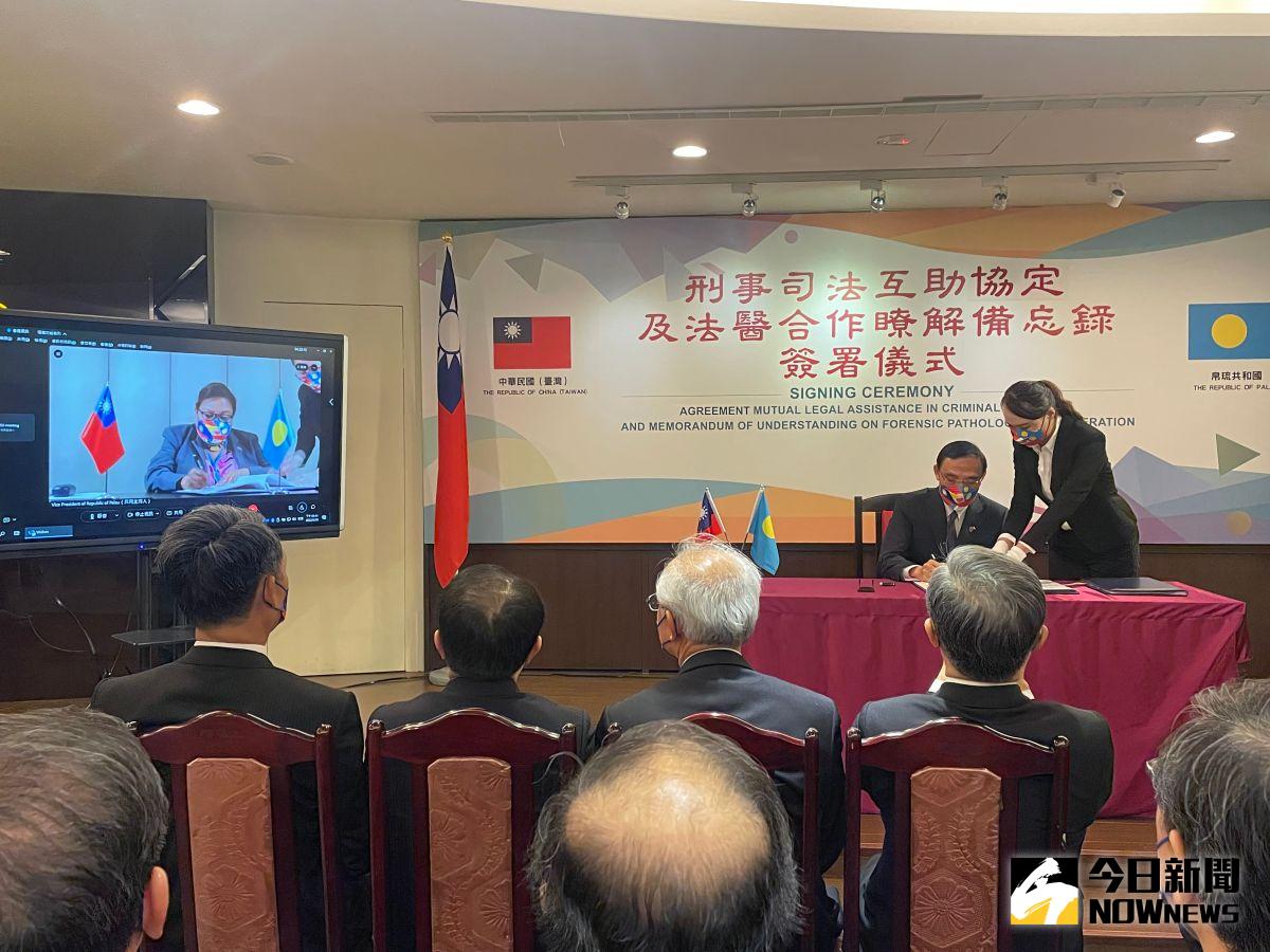 ▲法務部長蔡清祥30日與帛琉副總統席嫵杜（Vice President and Minister of Justice J. Uduch Sengebau Senior）簽署刑事司法互助協定、法醫合作暸解備忘錄（圖／記者潘千詩攝，2022.08.30）