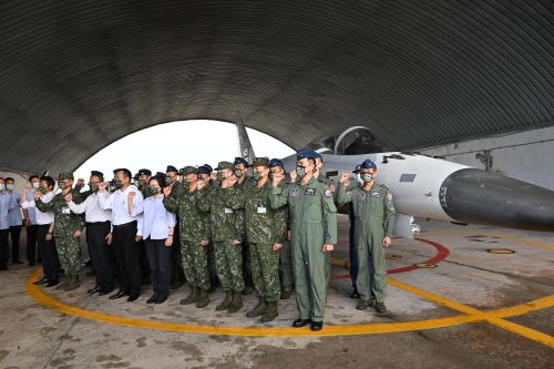 ▲總統蔡英文前往澎湖視導天駒部隊,與基地官兵、經國號戰機合影。(圖/總統府提供) ▲總統蔡英文前往澎湖視導天駒部隊,與基地官兵、經國號戰機合影。(圖/總統府提供)