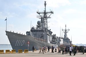 ▲總統蔡英文前往澎湖視導海軍一四六艦隊，與官兵及成功級巡防艦合影。（圖／總統府提供）