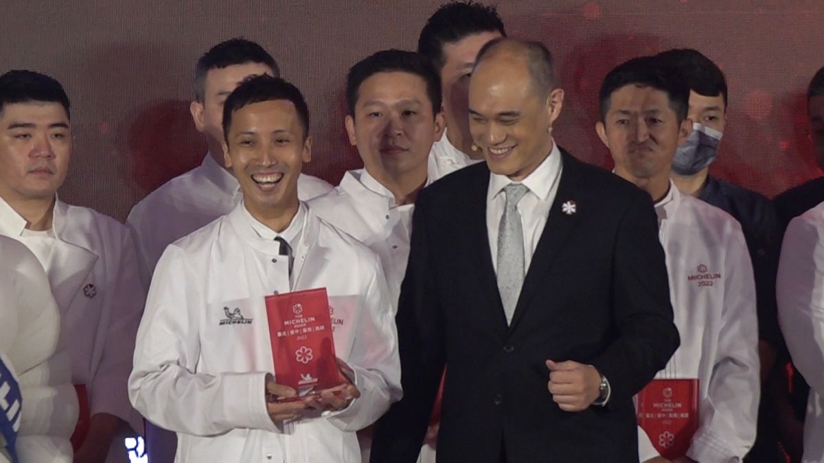 ▲首度納入米其林指南2022評選的高雄「承Sho」，是日本「傳Den」的首間海外姊妹店，第一次來台擔任主廚的藤本詳一獲得米其林一星肯定，現場透露他25歲才從汽車技術員轉行接觸餐飲；熱愛台灣在地小吃的他，分享現在最喜歡的愛店，是高雄老宅調酒酒吧「無聲的所在」。（圖／記者朱永強攝）