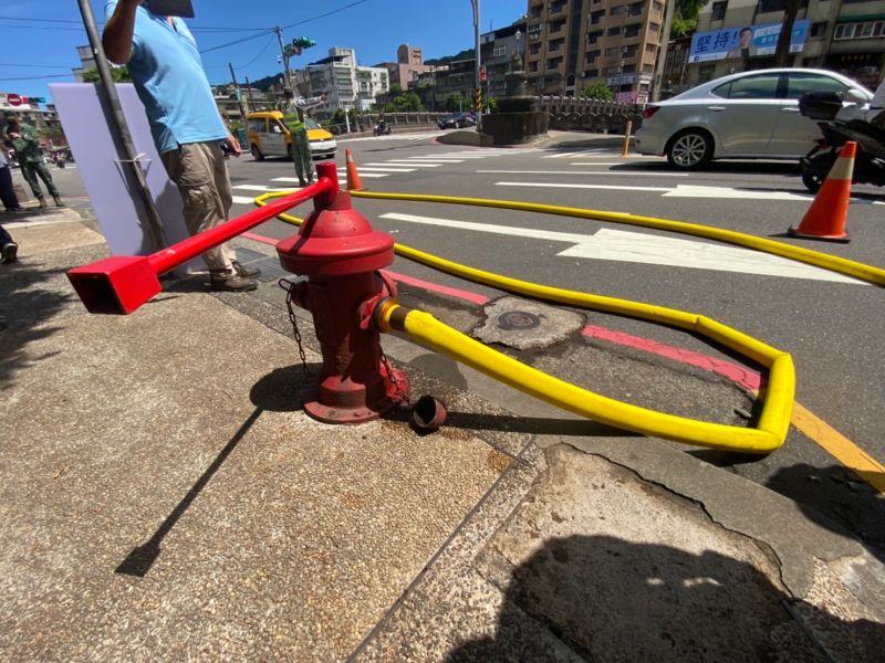 ▲針對近期基隆市水情吃緊，基隆市長林右昌今（30）日出席國際籃球賽賽前記者會受訪時表示，國軍和台積電出動水車支援基隆抗旱，並在基隆八斗子架設海水淡化設備，穩定供水加強整體調度，蔡英文總統和行政院長蘇貞昌也很關心基隆水情，絕不能讓基隆缺水。 林右昌表示，市府最近都盯著水情，水利署海水淡化設施是去年抗旱時在新竹設置的，預計這2天會到基隆施作，開工後40天，就能達到每天2千噸的供水。不過這些都只能一時救急，最主要還是希望能夠下雨，補充水庫的蓄水量。 同樣出席賽前記者會的民進黨基隆市長候選人蔡適應也指出，基隆的水情依然嚴峻，向國防部反應狀況及與經濟部協調後，在今日也派出關渡指揮部4台消防水車，到基隆女中載水運補至麗景江山，後續總共會有50輛次的水塔運補作業，而台積電公司也支援了6輛水車來運補，民間和官方合作，希望能解燃眉之急，也減少民眾提水的辛苦。 根據氣象預報的資訊，軒嵐諾颱風往台灣北部接近，基隆和基隆河集水區降雨機率大，而且雨量可能不小，若能下在集水區，就能從根本解決基隆旱象，對解除旱象很有幫助。