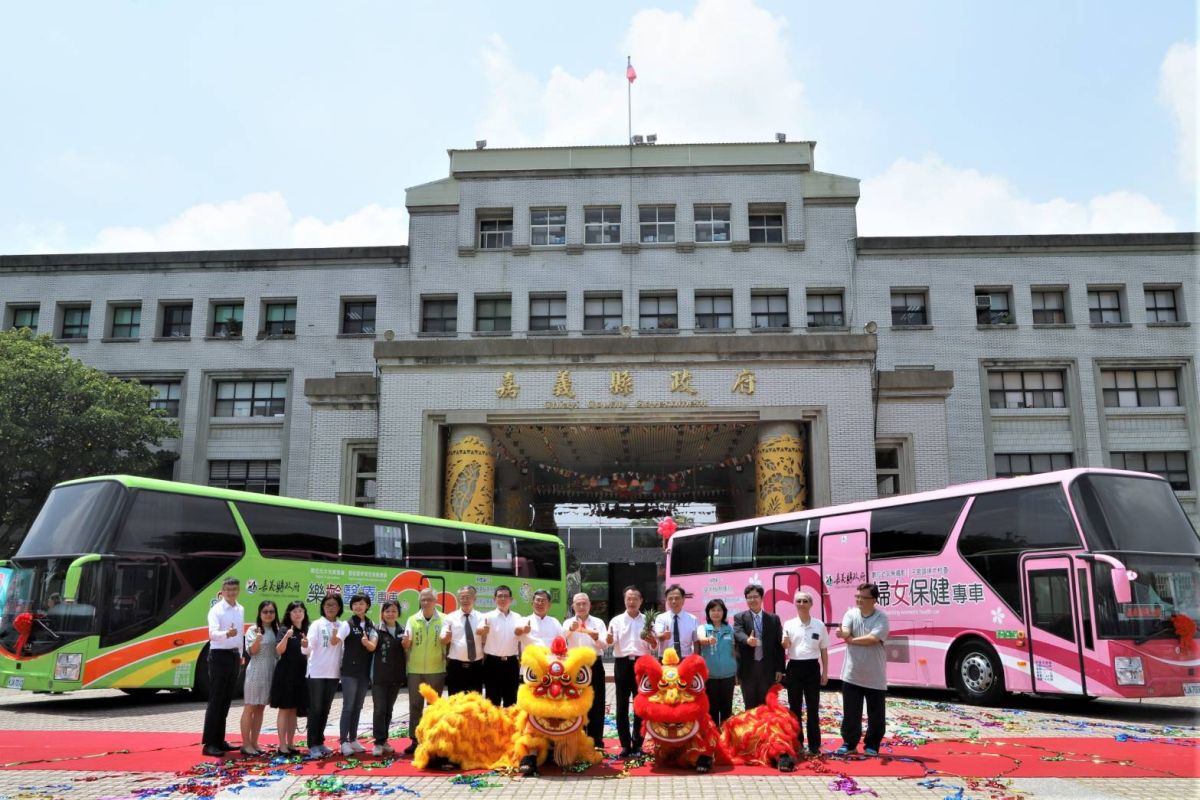 ▲樂齡醫療車及婦女保健車2輛專車，今日上午在嘉義縣府舉行啟動儀式（圖／嘉義縣政府提供）
