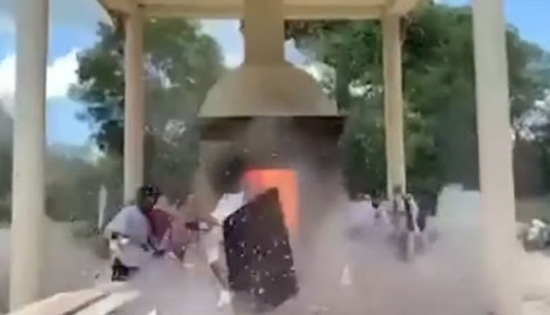 火化遺體突爆炸!「金屬門噴飛」法師遭砸:送葬慘變陪葬