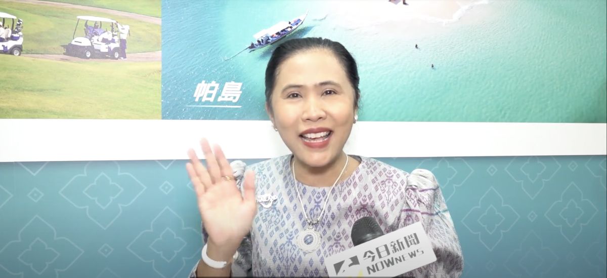 ▲穿著泰國傳統服飾的丁蓉采（Mrs. Duangjai Kanteeranon）笑容可掬。（圖／翻攝自影片）