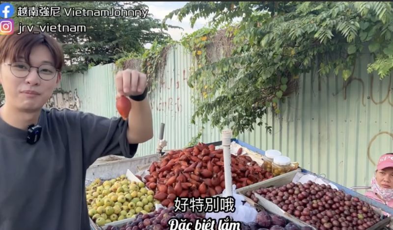 ▲越南強尼介紹水果攤販。（圖／翻攝自影片）