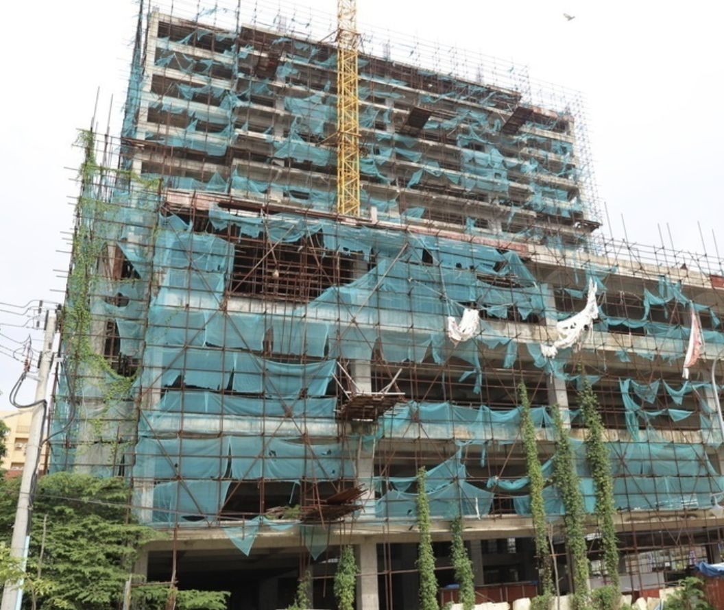 ▲受到建築原物料大漲、房價下跌影響，全球建商倒閉潮蔓延。圖為柬埔寨西港有逾千棟「爛尾樓」。（圖／翻攝自柬中時報）