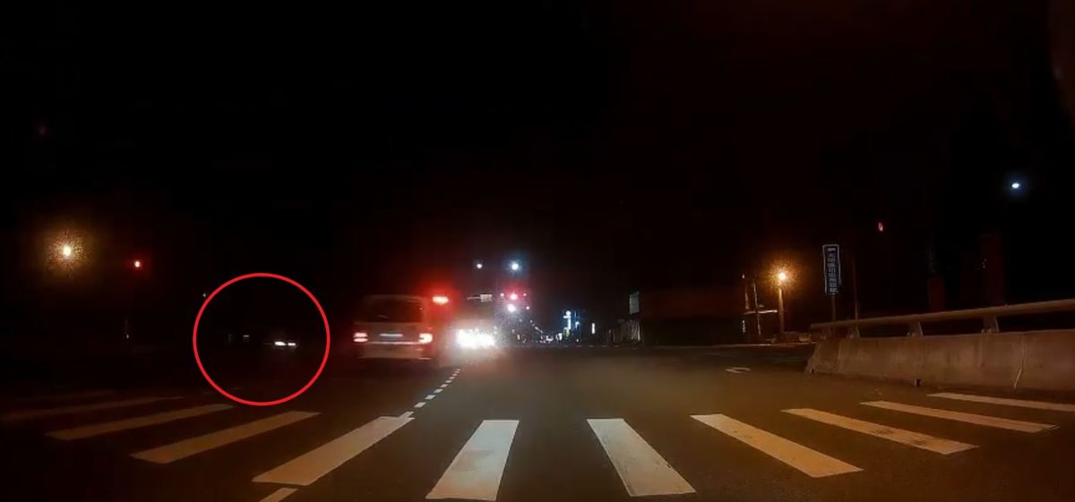 ▲昨晚吳男開車行經經國路、北堤西路口時，疑似為貪快搶黃燈，不慎攔腰撞上一輛執勤中的救護車。（圖／翻攝記者爆料網）