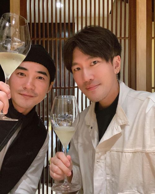 ▲衛斯理是前雙人男團「元衛覺醒」成員，老婆是女星朱芯儀，左為是元介。（圖／衛斯理姓賈不姓衛IG）