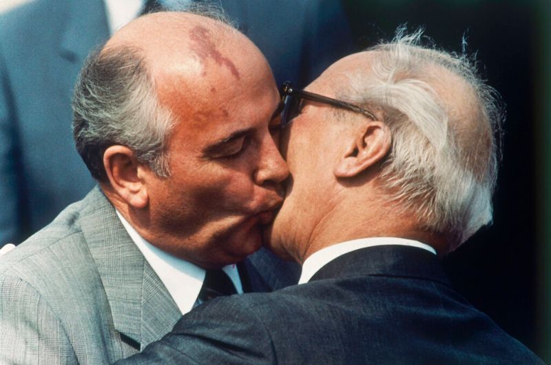 ▲蘇聯末代領袖戈巴契夫(Mikhail Gorbachev)逝世享壽91歲,圖為戈巴契夫與東德領導人何內克(Erich Honecker)1987年5月27日在東柏林的機場會晤,兩人擁抱親吻;這是社會主義國家特殊問候方式,被稱為「社會主義兄弟之吻」。(圖/美聯社/達志影像)